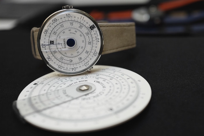 The design of the Klok-01 is inspired by the slide rule. 
