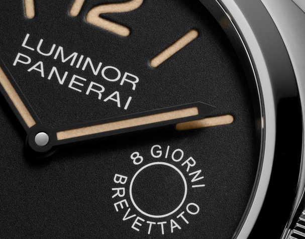 The fact that the in-house made  8-day movement holds a patent is inscribed on the dial. 