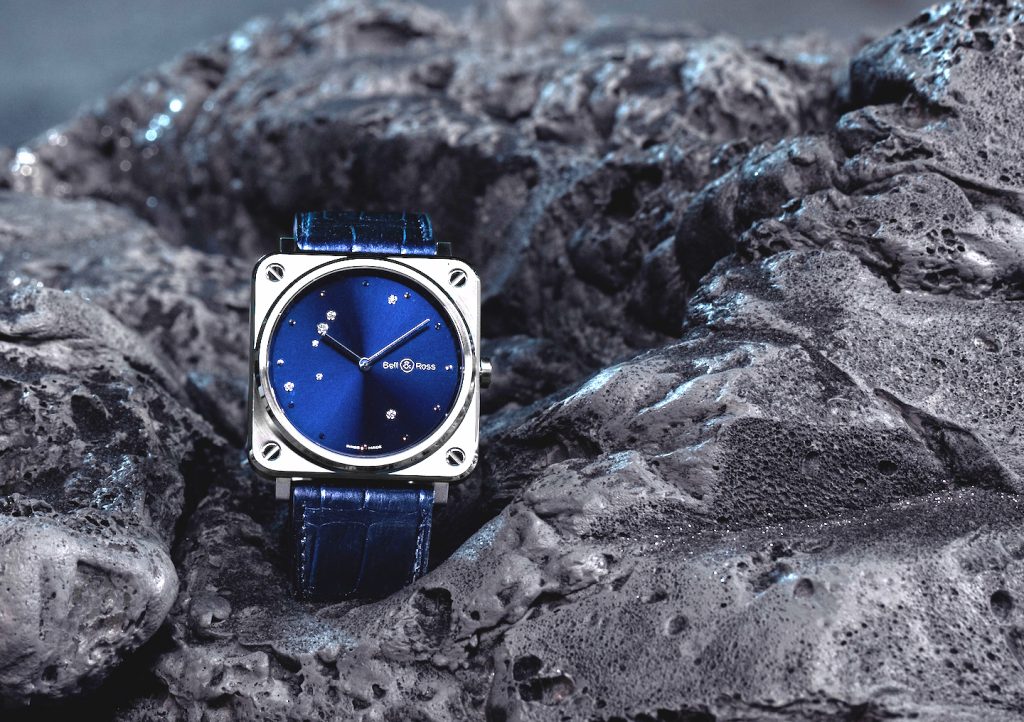 On the blue dial the Aquila constellation is created with diamonds. 
