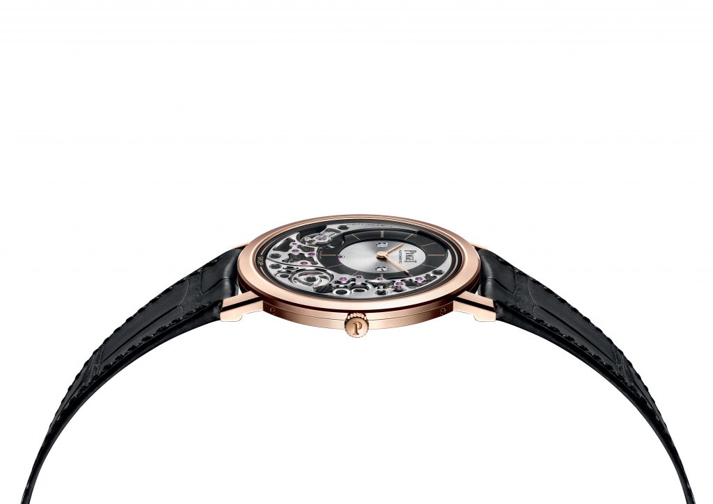 The case of the Piaget Altiplano Ultimate Automatic watch serves as the main plate for the 910P movement. 