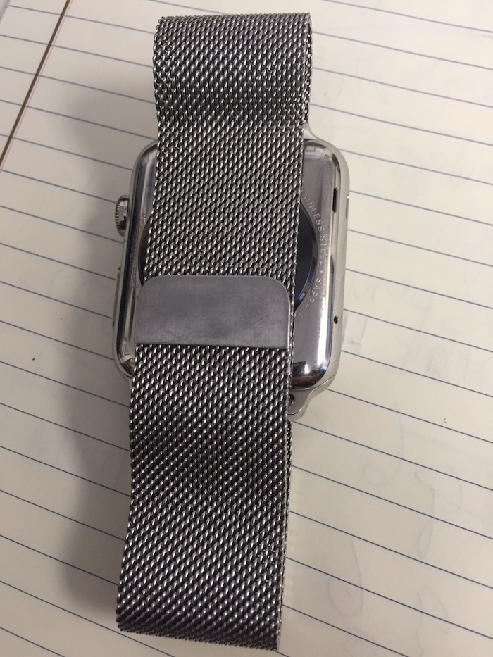 The mesh bracelet is held closed with a magnet. (photo C: Norman Miller)