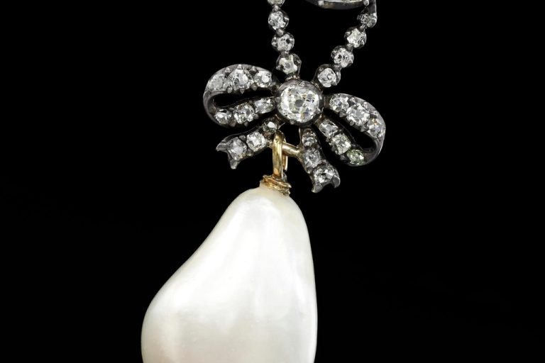Marie-Antoinette-Auction Marie Antoinette's never before seen natural pearl and diamond pendant up for auction.