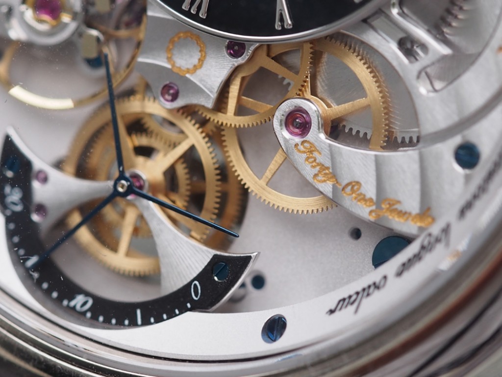 The dial on both sides offers depth and dimension