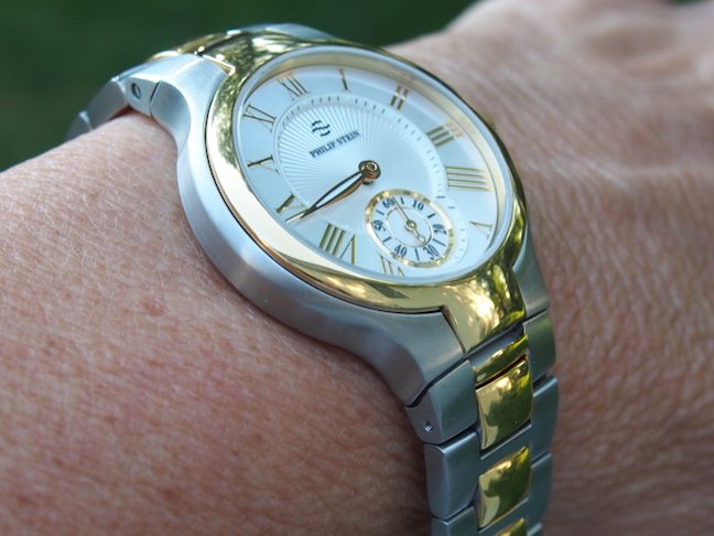 The watch has a very elegant two-tiered dial with guilloche center. 