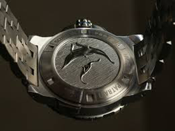 The watch features an engraved caseback emulating sea life. 