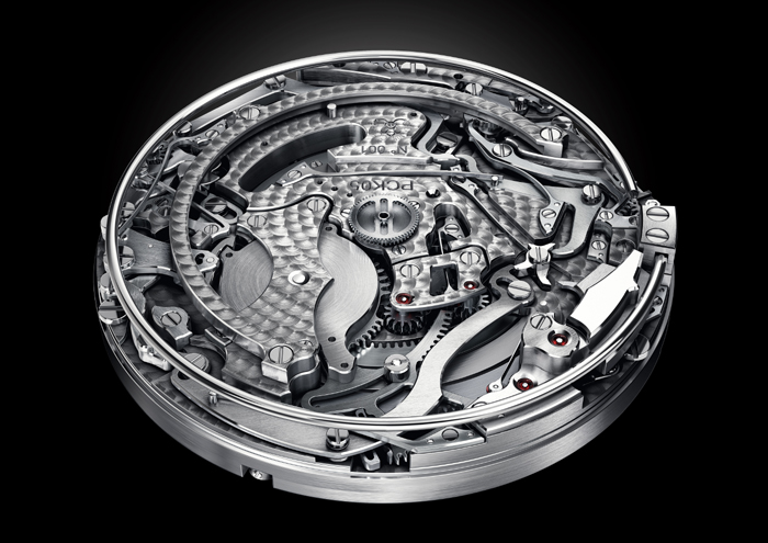 The complex movement of the Poker watch consists of more than 650 parts. 