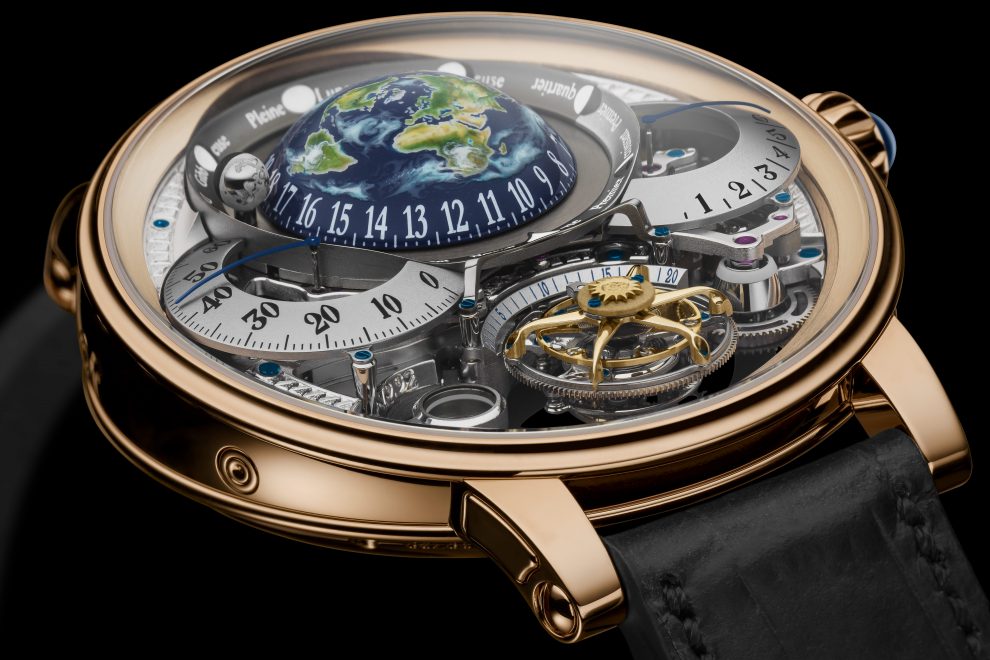 R220001-P2018-SIDE-©marcgysinphoto-Office-LD The three-dimensional aspect of the Bovet Recital 22 Grand Recital watch is beautifully visible via the sapphire crystals.