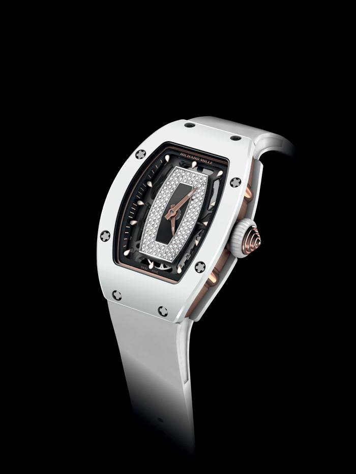 This version of hte RM07-01 is crafted in white AZT ceramic. 