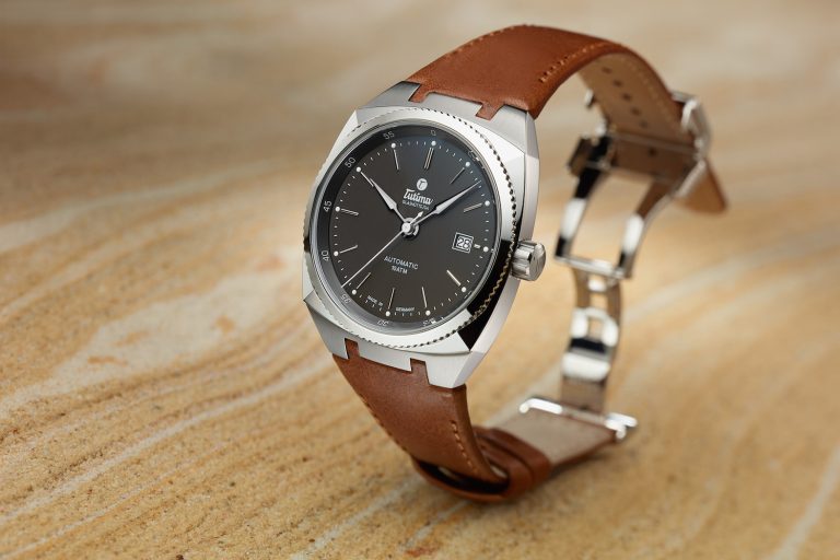 Tutima_Saxon_One_M_6121-08_Midnight_Grey_Lederband_Perspektive TrueFacet.com is an online seller of pre-loved and new jewelry and watches.