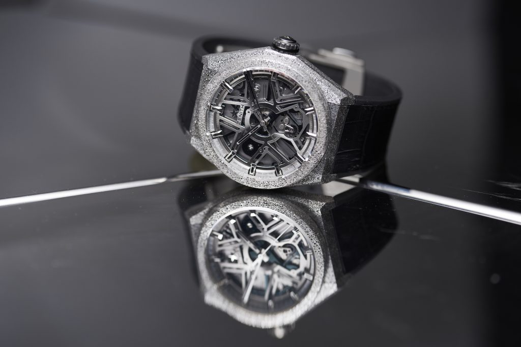 Boasting two world premiers, the Zenith Defy Lab watch houses a newly created monolithic oscillator -- replacing the spring-and-balance system. 