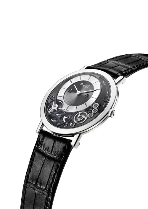 The caseback of the Piaget Altiplano 900P serves as the mainplate, and other components are carved from it in a seemless integration and an altered architecture. 