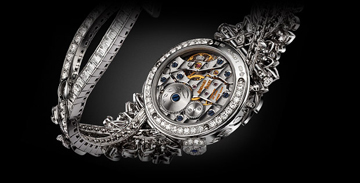 The watch is fitted with an in-house made mechanical movement. 